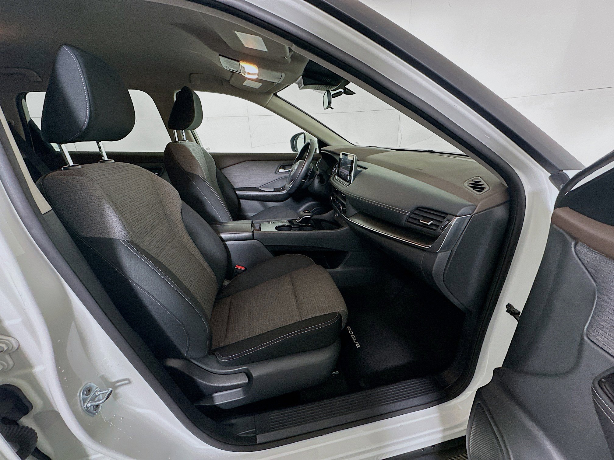 Used 2023 Nissan Rogue SV image 29