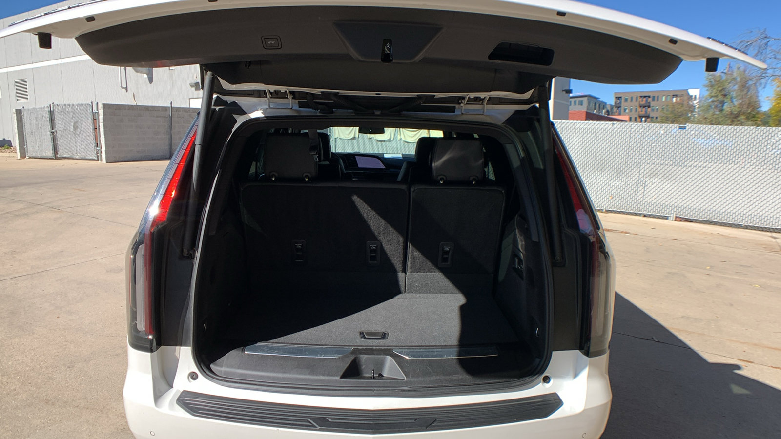 Used 2022 Cadillac Escalade Luxury image 29