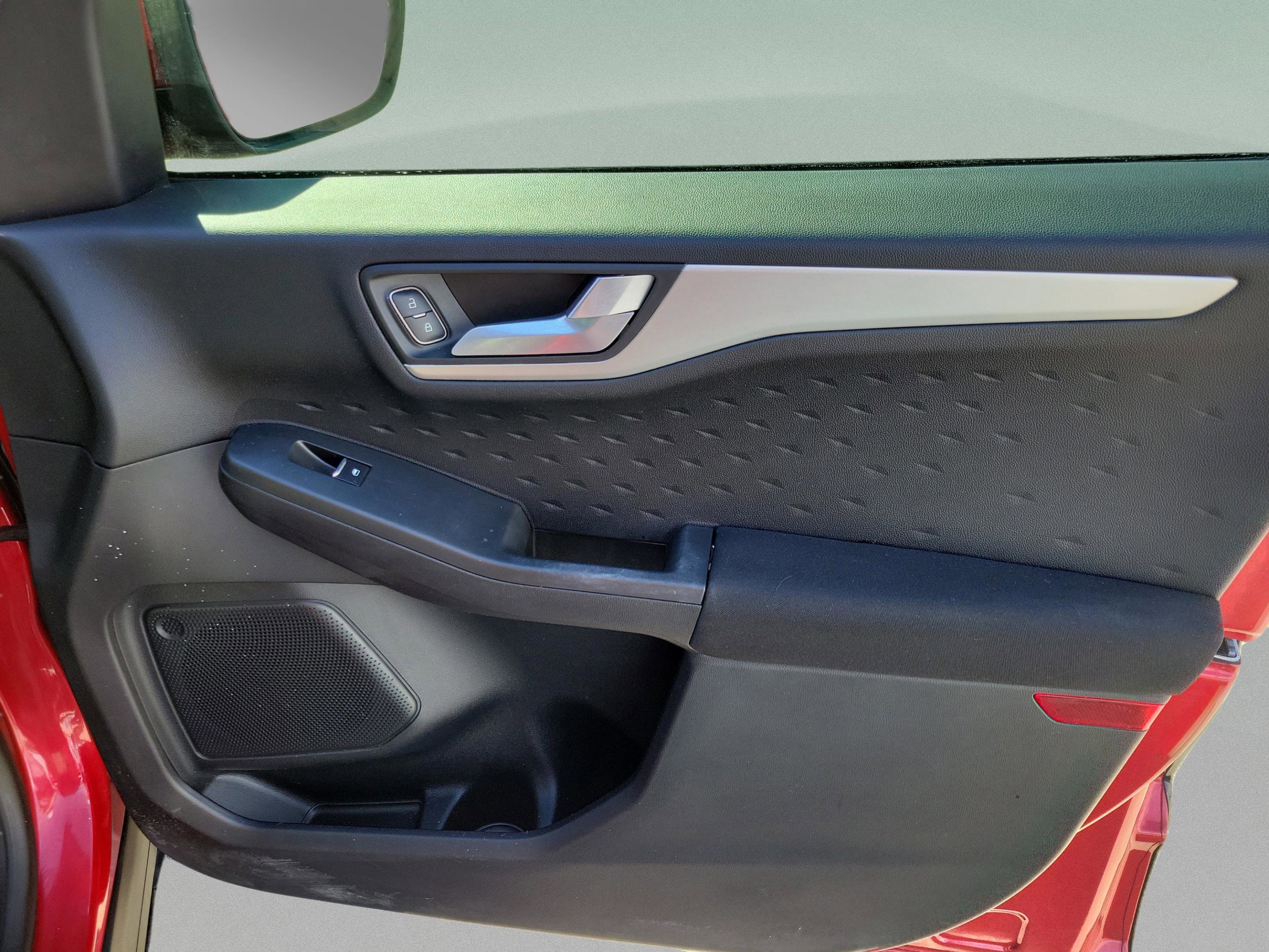 Used 2020 Ford Escape SE image 25