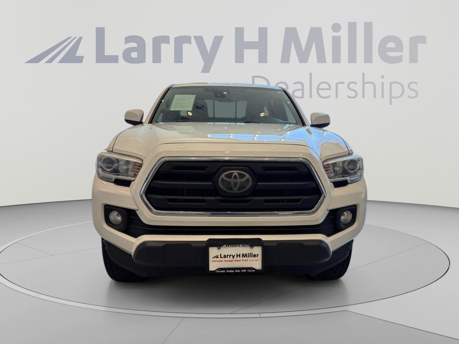 Used 2018 Toyota Tacoma SR5 AWD/4WD image 8