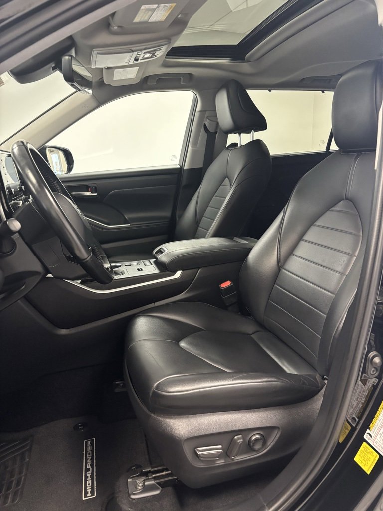 Used 2021 Toyota Highlander XLE image 12