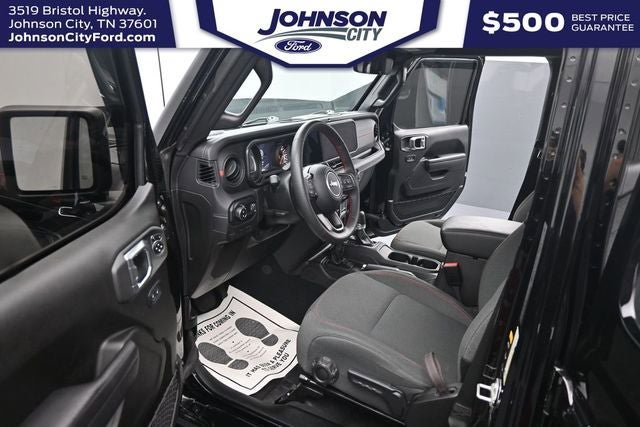 Used 2024 Jeep Gladiator Rubicon w/ Technology Group AWD/4WD image 17