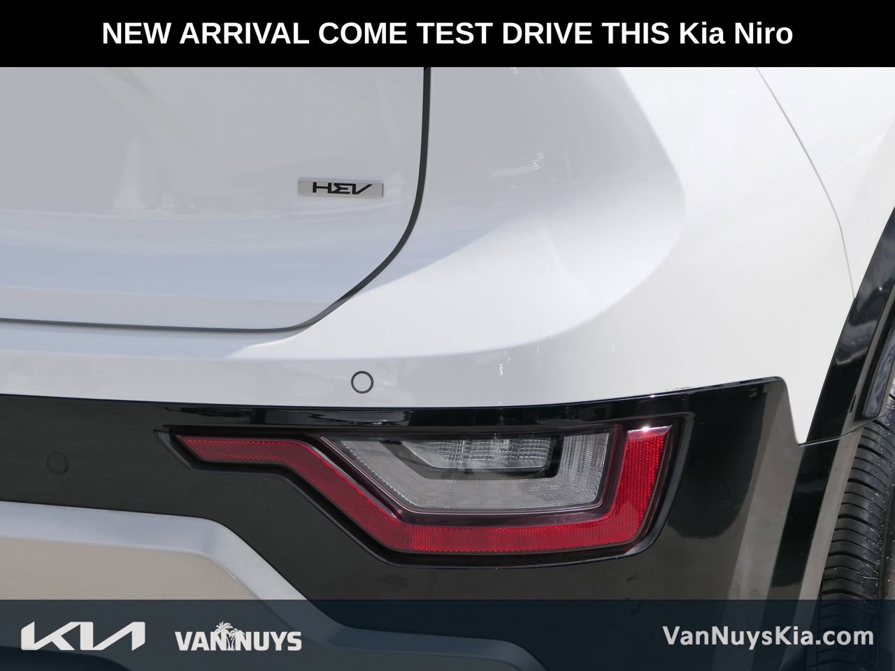 Used 2023 Kia Niro SX Touring image 3