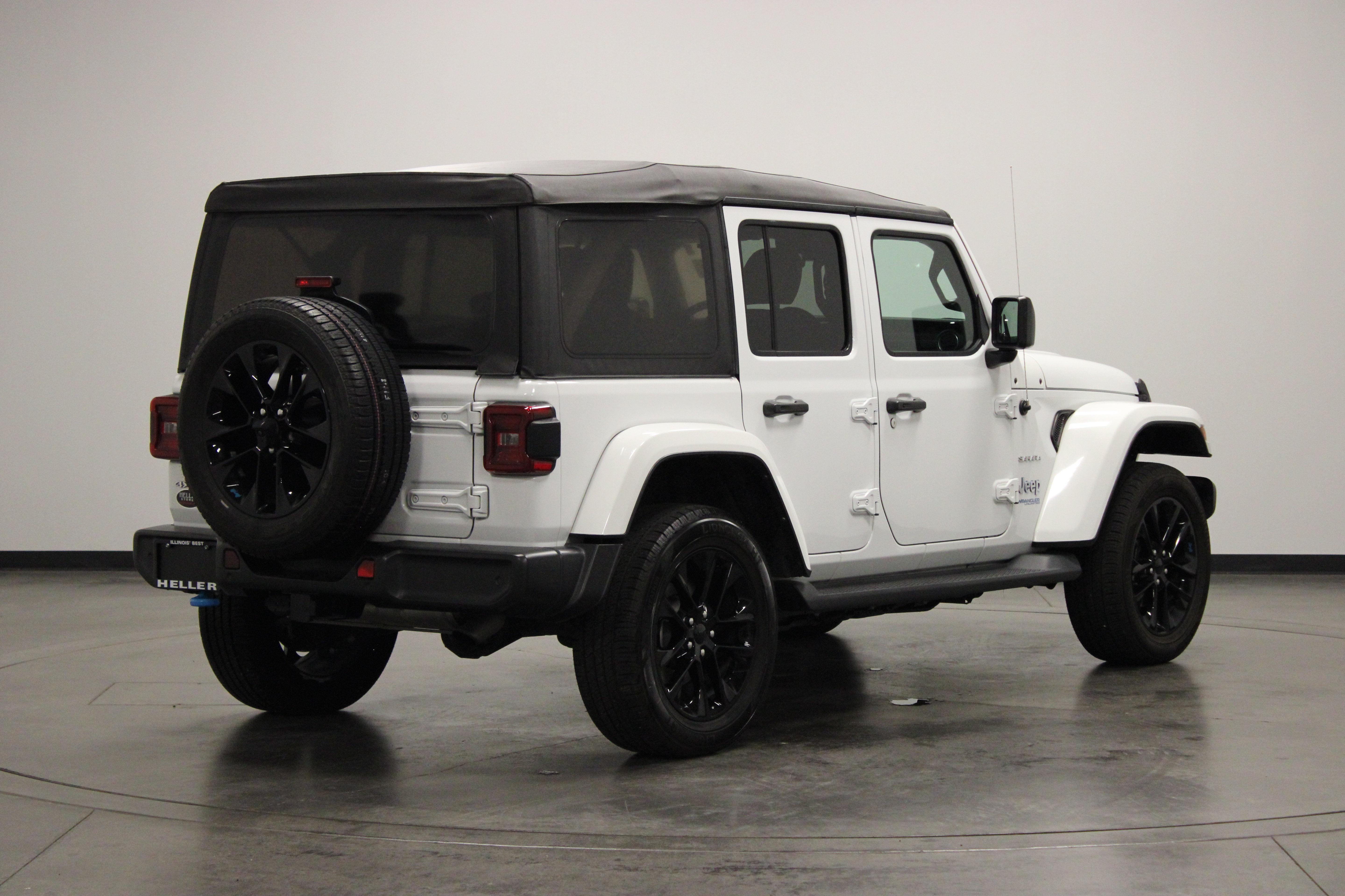 Used 2022 Jeep Wrangler Unlimited Sahara w/ Cold Weather Group AWD/4WD image 8