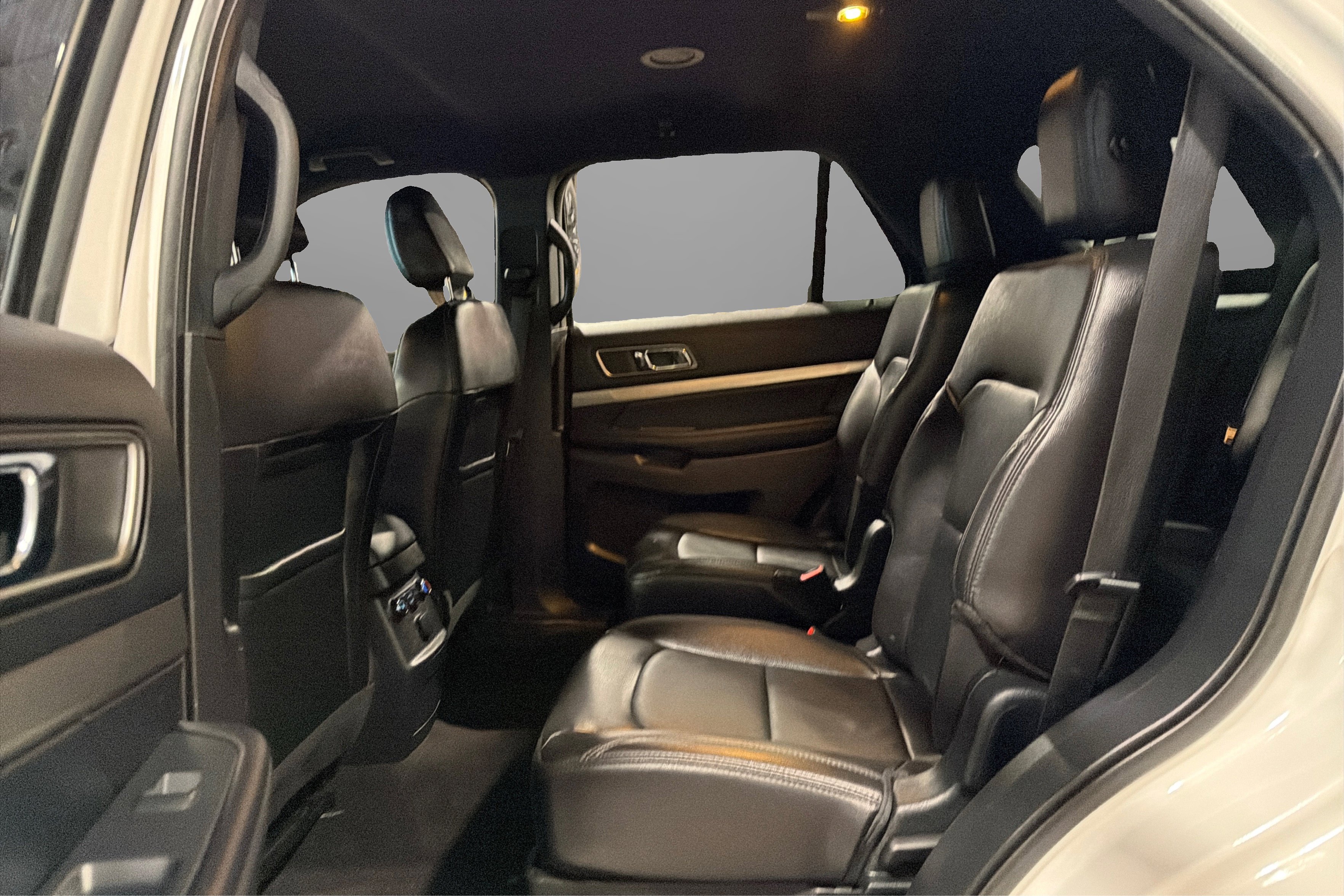 Used 2018 Ford Explorer XLT w/ Equipment Group 202A AWD/4WD image 36