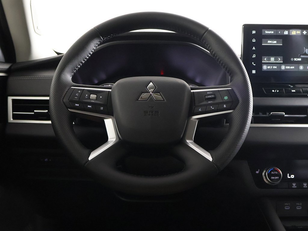 New 2025 Mitsubishi Outlander SE image 40
