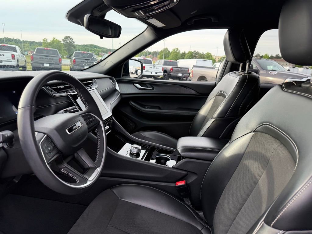 Used 2023 Jeep Grand Cherokee Altitude RWD image 11
