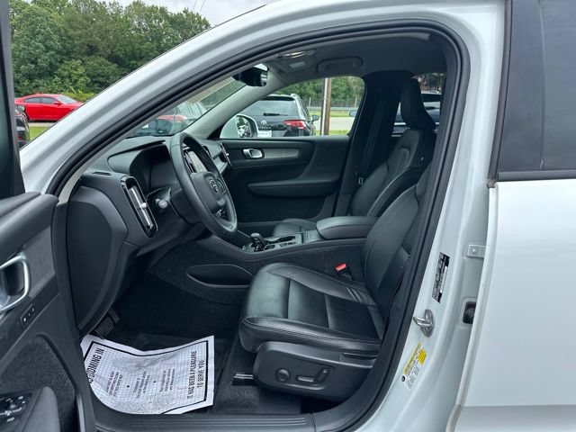 Used 2023 Volvo XC40 B4 Core w/ Convenience Package FWD image 9
