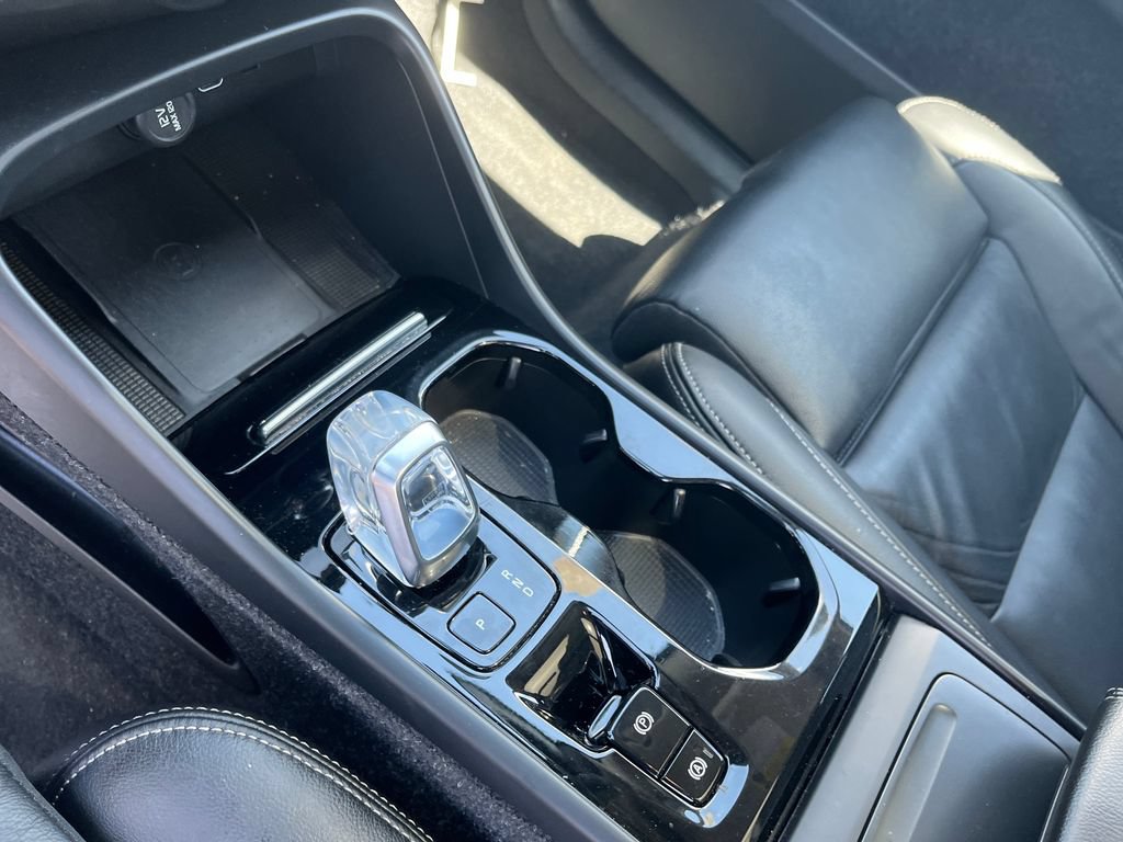 Used 2023 Volvo XC40 B5 Plus AWD/4WD image 24