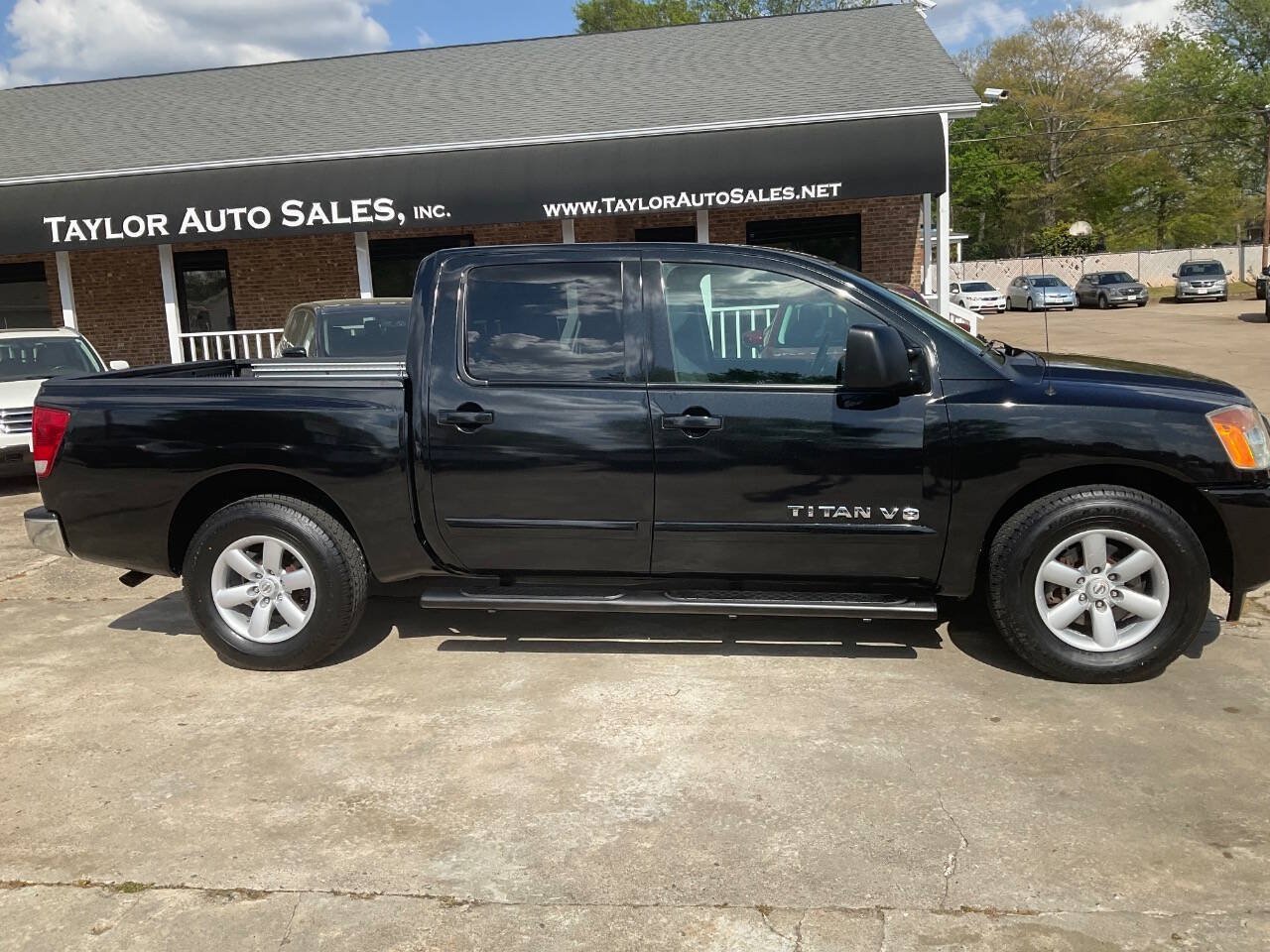 Used 2013 Nissan Titan SV w/ SV Premium Utility Pkg RWD image 2