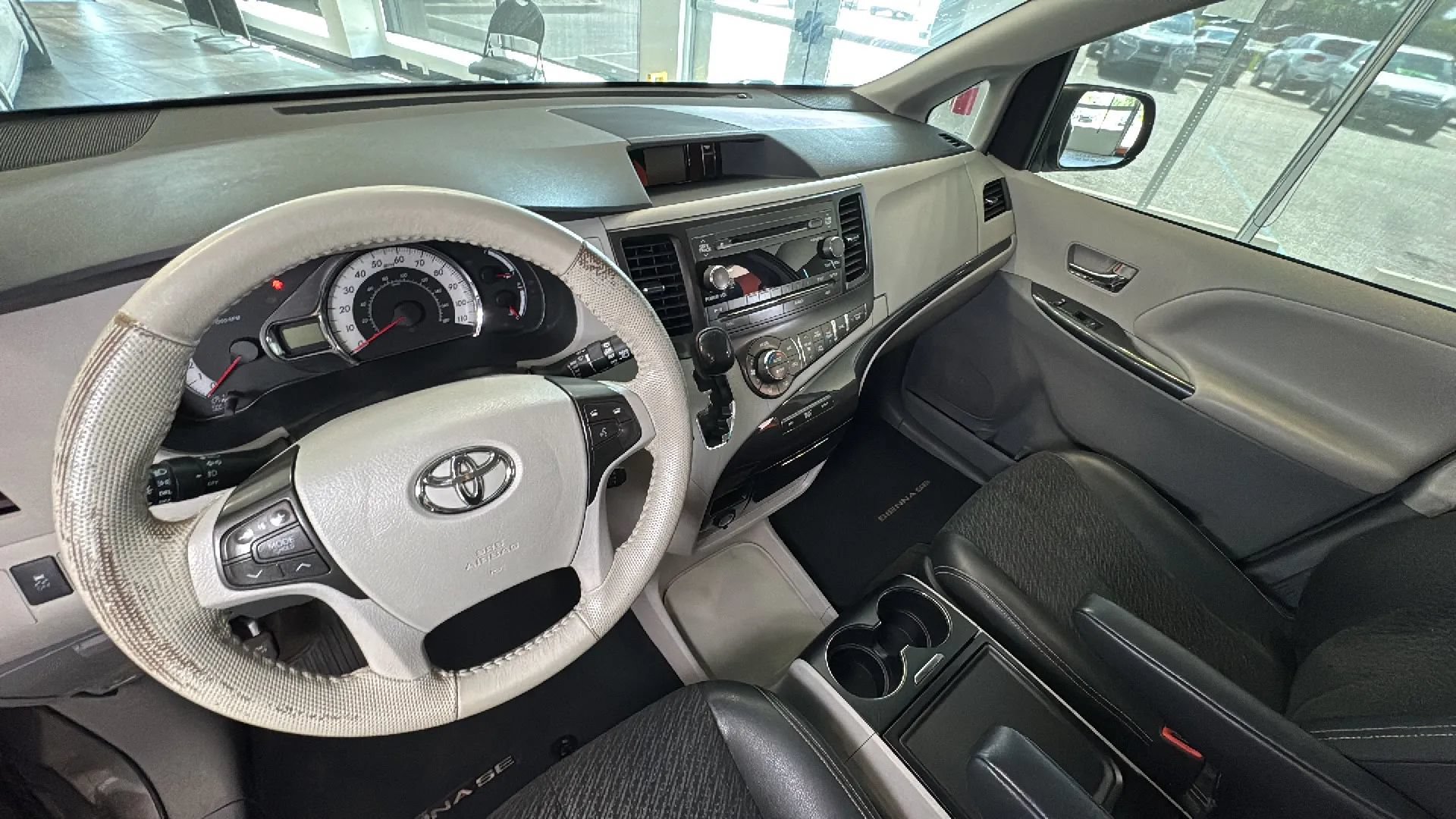 Used 2014 Toyota Sienna SE FWD image 37