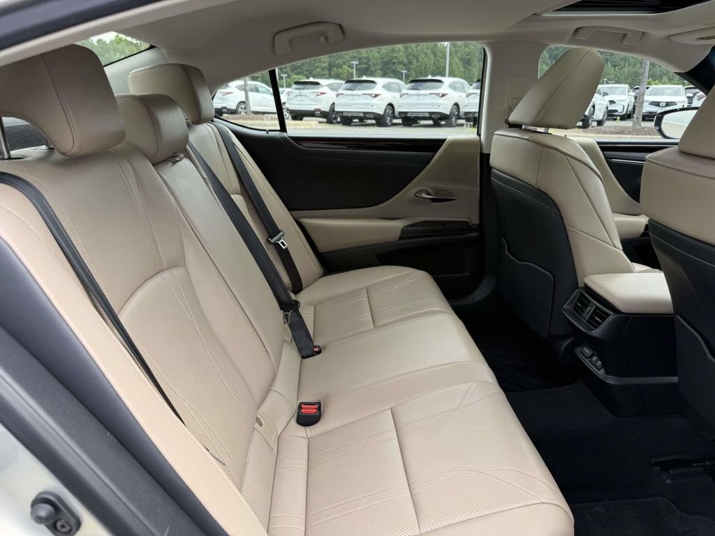 Used 2019 Lexus ES 300h FWD image 16