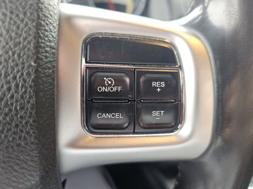 Used 2014 Dodge Challenger SXT RWD image 9