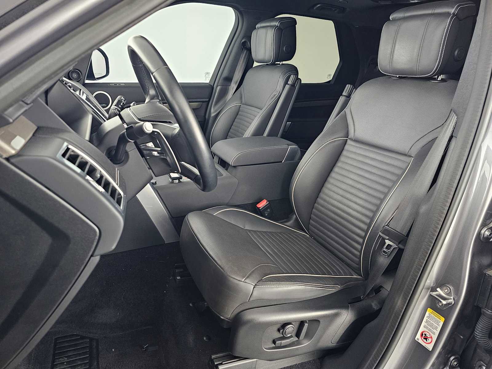 Used 2023 Land Rover Discovery Metropolitan Edition image 21