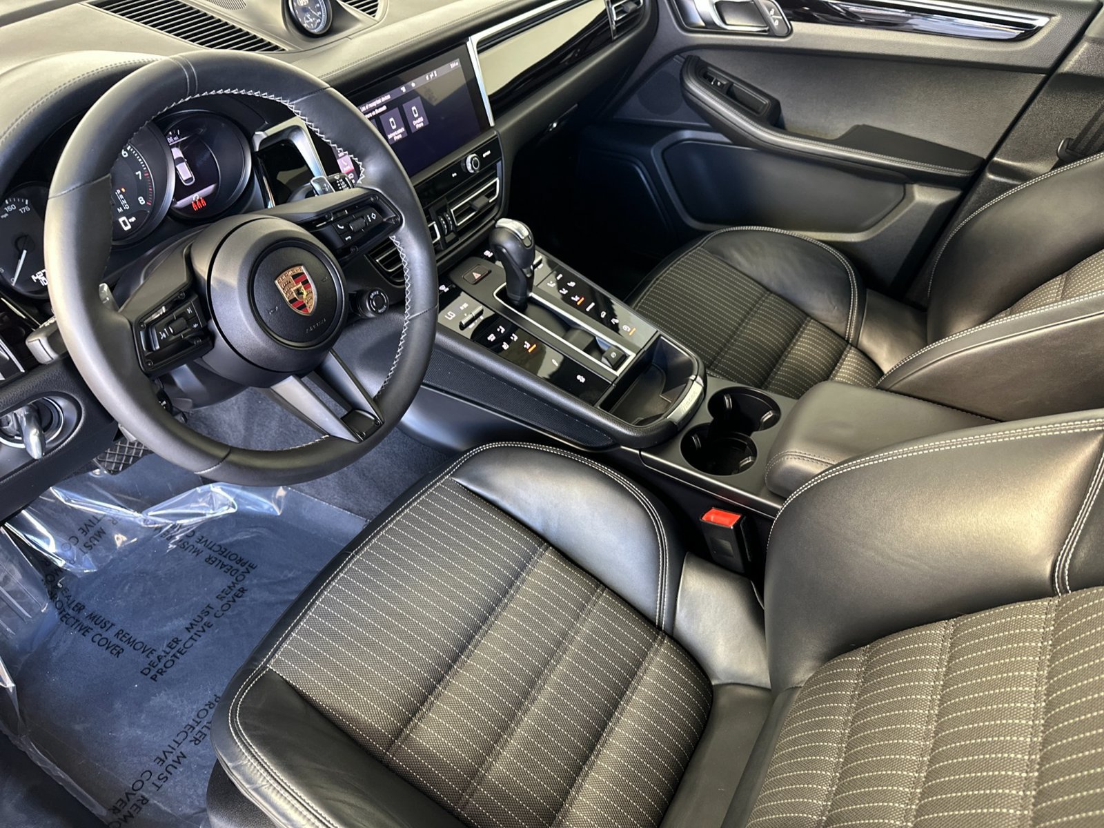 Certified 2023 Porsche Macan Turbo AWD/4WD image 4