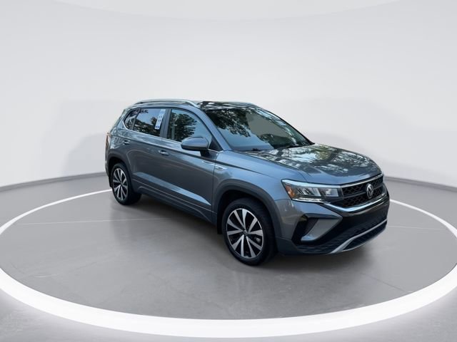 Used 2022 Volkswagen Taos SE FWD image 2