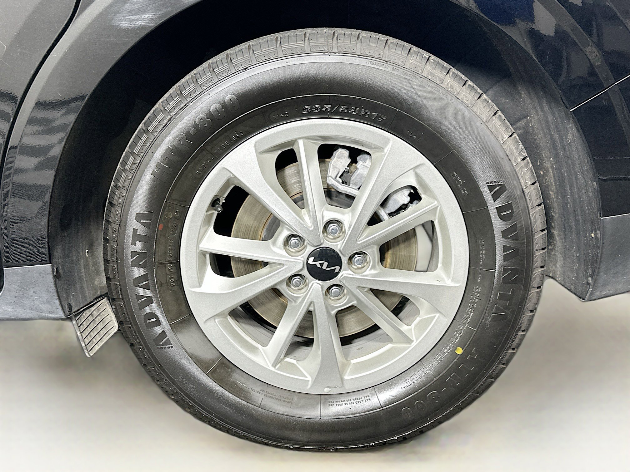 Used 2024 Kia Carnival LX image 11