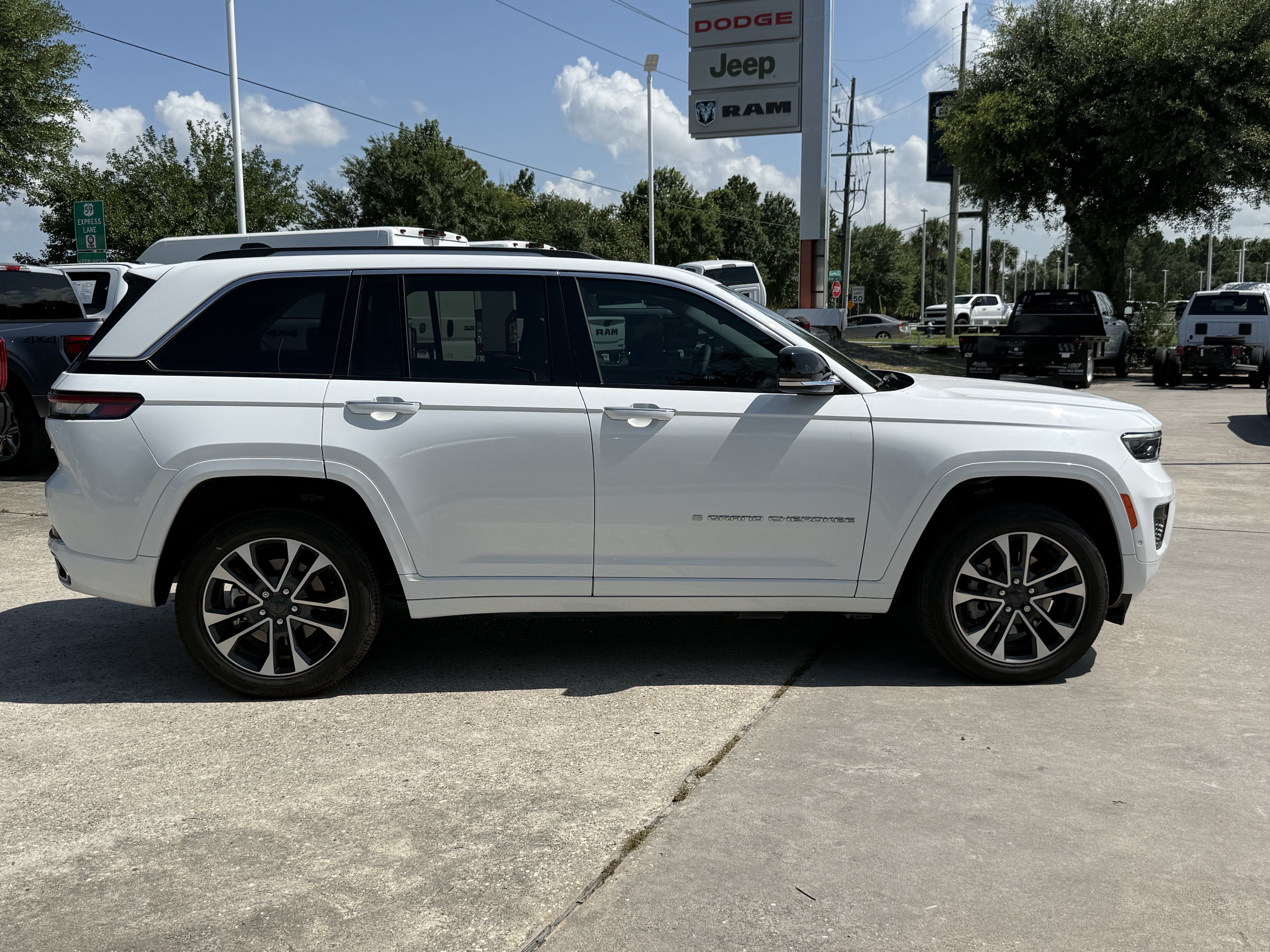 Used 2022 Jeep Grand Cherokee Overland AWD/4WD image 3