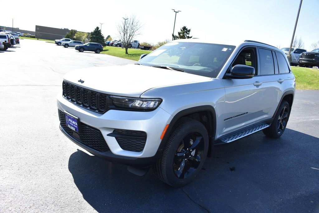 Used 2024 Jeep Grand Cherokee Altitude image 10