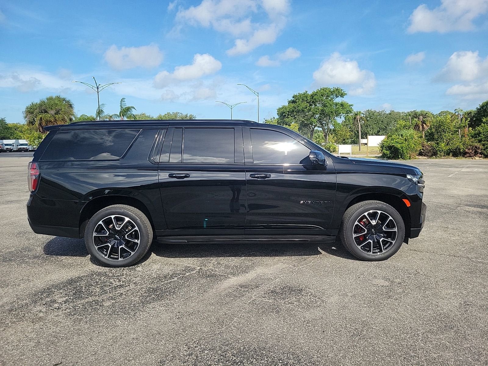 Used 2024 Chevrolet Suburban RST w/ Luxury Package RWD image 4