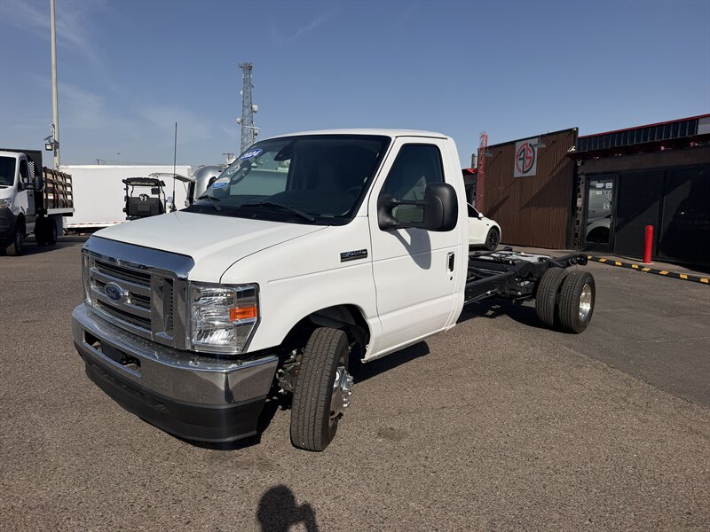 Used 2024 Ford E-450 and Econoline 450 Super Duty w/ Driver's Safety Package RWD image 6