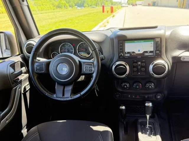 Used 2016 Jeep Wrangler Unlimited Sahara w/ Dual Top Group AWD/4WD image 18