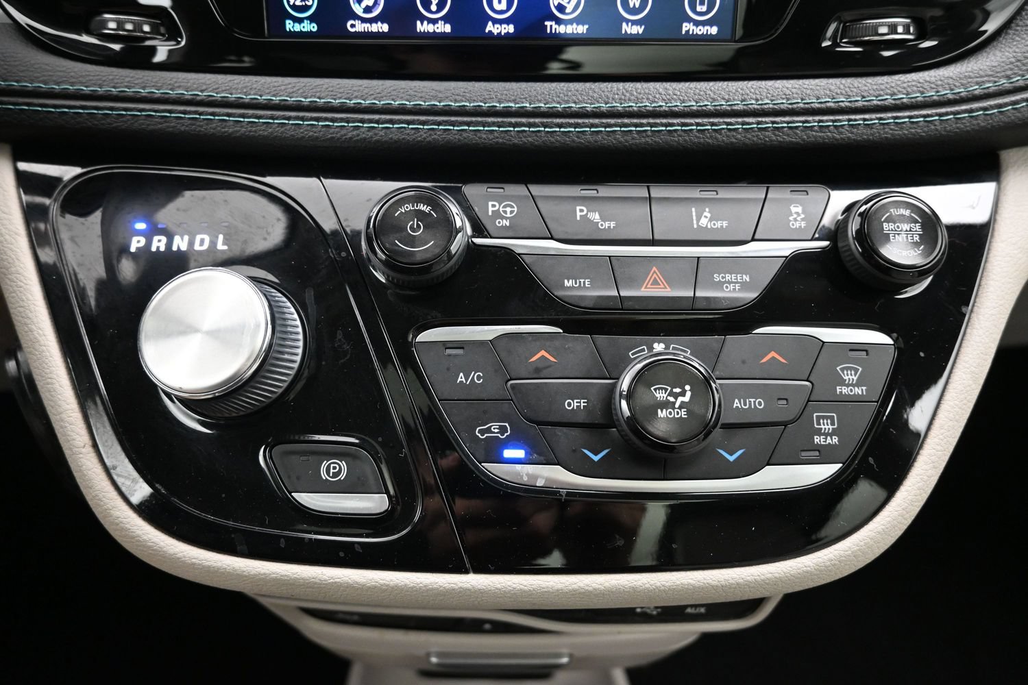 Used 2018 Chrysler Pacifica Limited w/ Advanced Safetytec Group FWD image 17