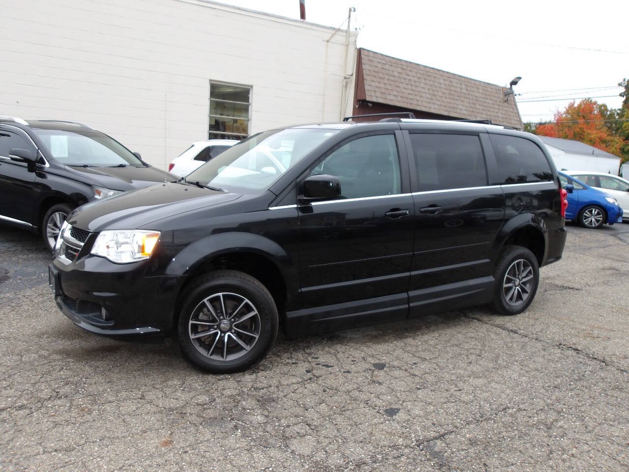 Used 2017 Dodge Grand Caravan SXT w/ Rear Park Assist Package FWD image 2