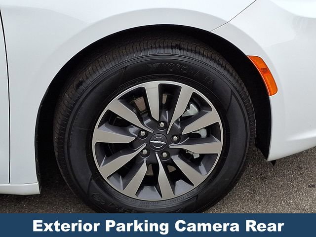 Used 2024 Chrysler Pacifica Select image 10