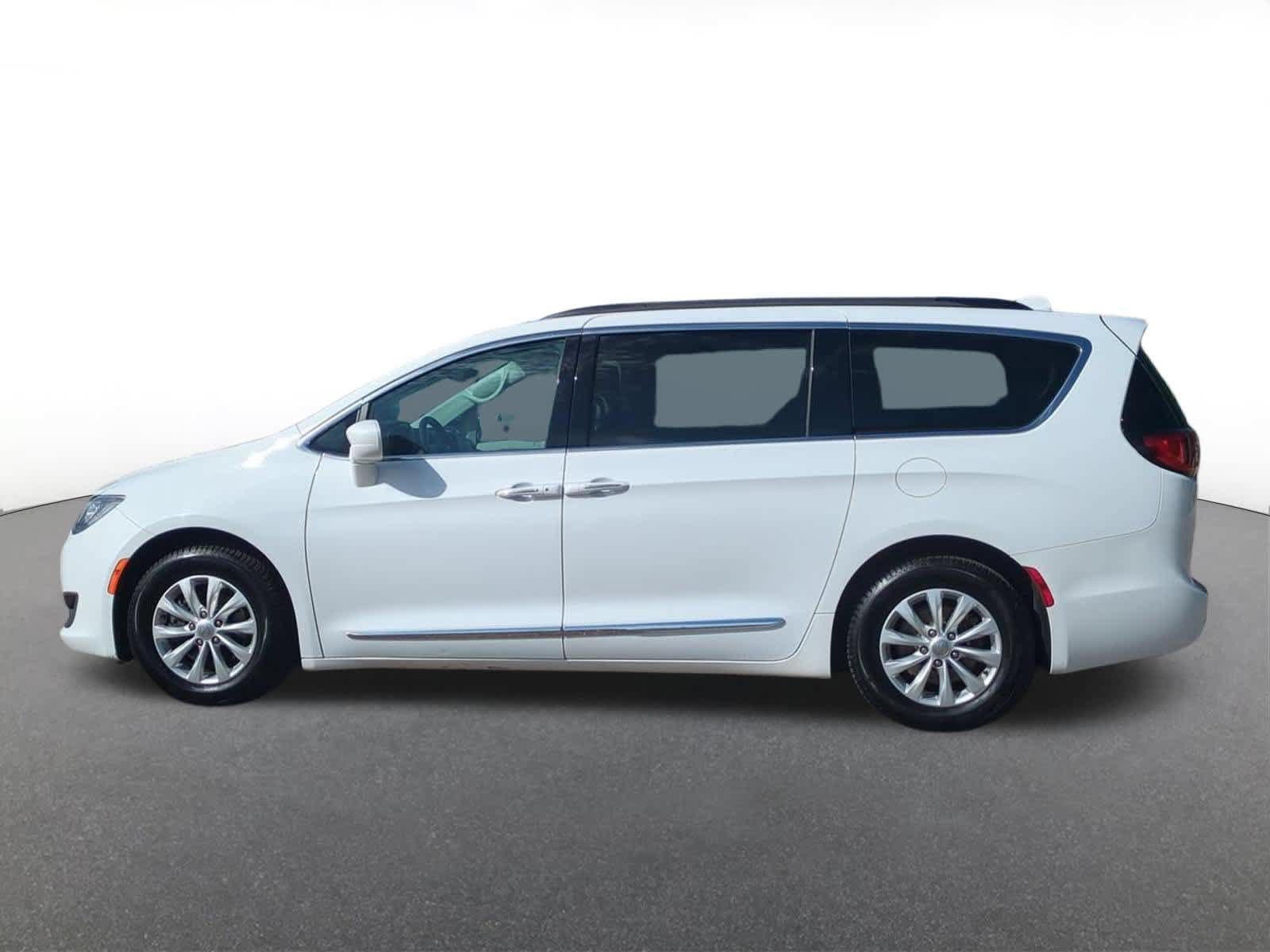 Used 2017 Chrysler Pacifica Touring-L FWD image 3