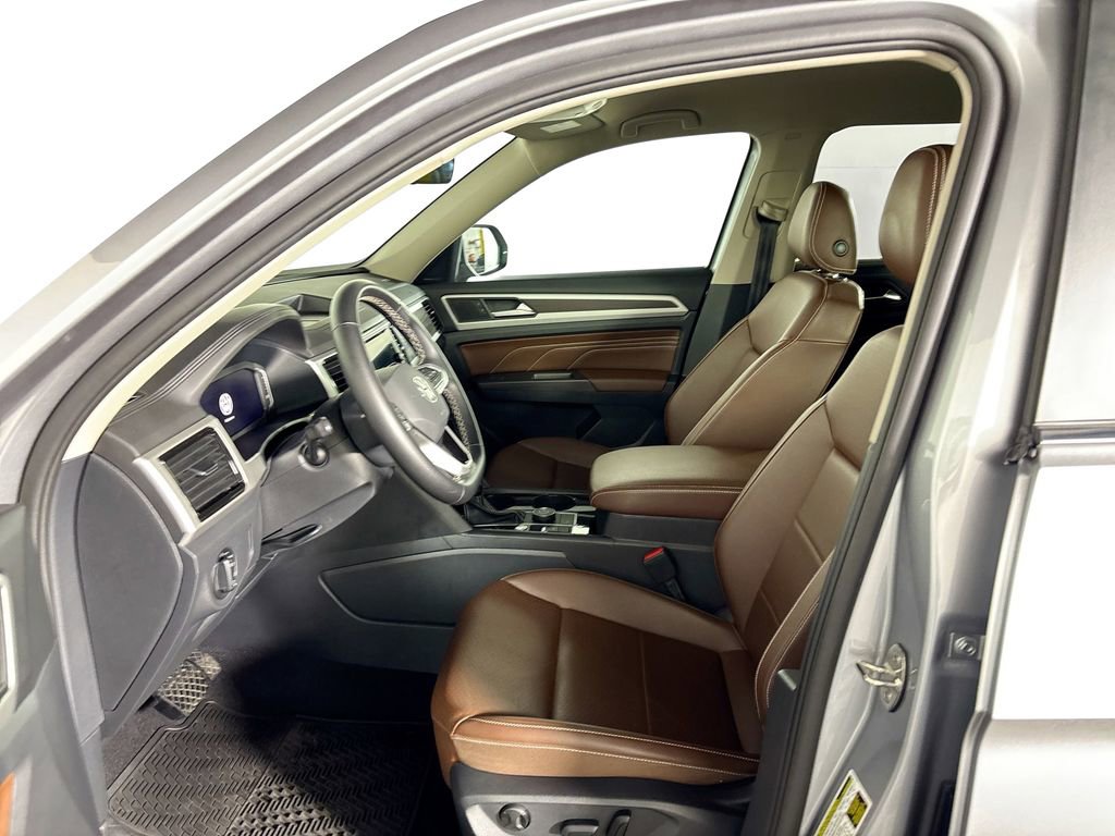 Certified 2023 Volkswagen Atlas SE w/ Black Wheel Package image 11