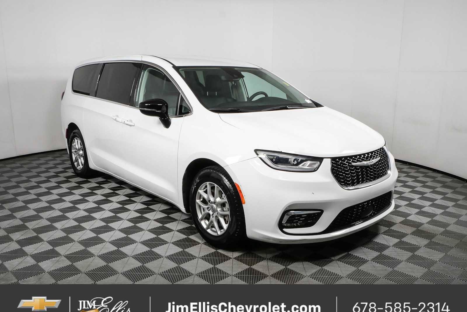 Used 2024 Chrysler Pacifica Touring-L FWD image 1