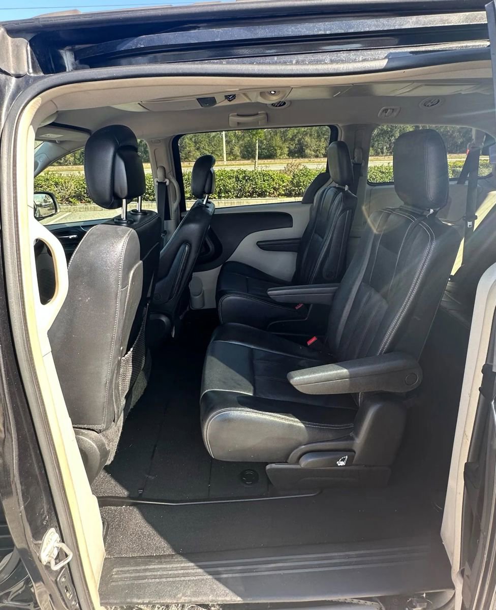 Used 2014 Chrysler Town & Country Touring image 8