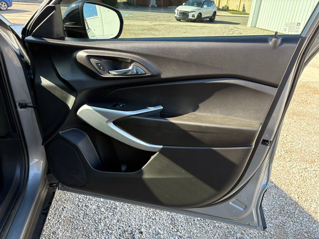 Used 2025 Chevrolet Trax RS image 16