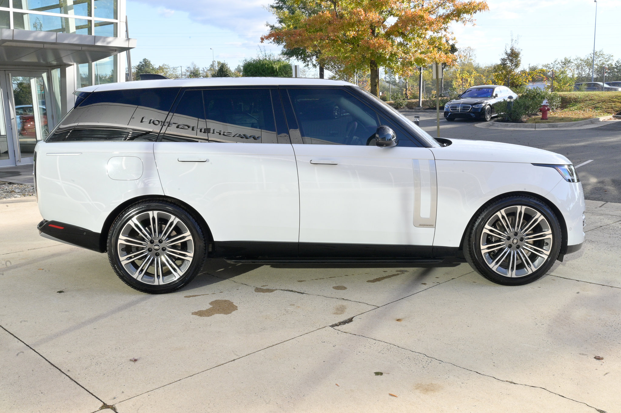 Used 2023 Land Rover Range Rover Autobiography image 4