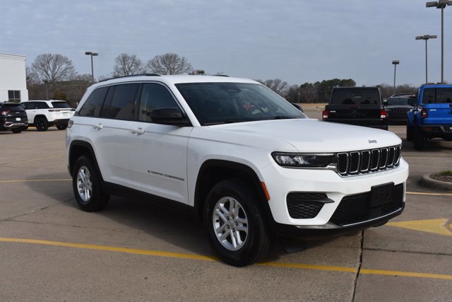 Used 2023 Jeep Grand Cherokee Laredo AWD/4WD image 3