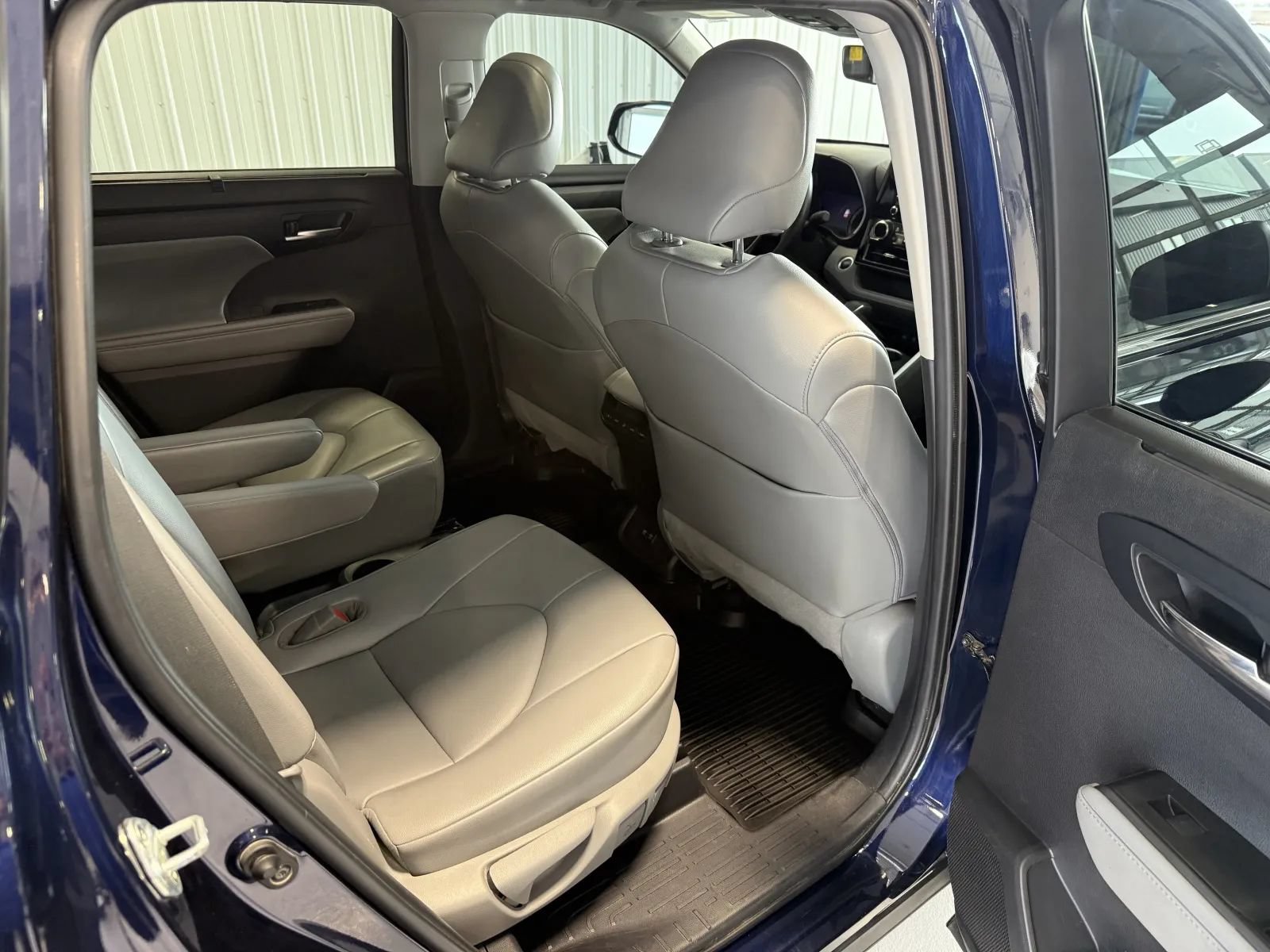 Used 2021 Toyota Highlander XLE AWD/4WD image 22