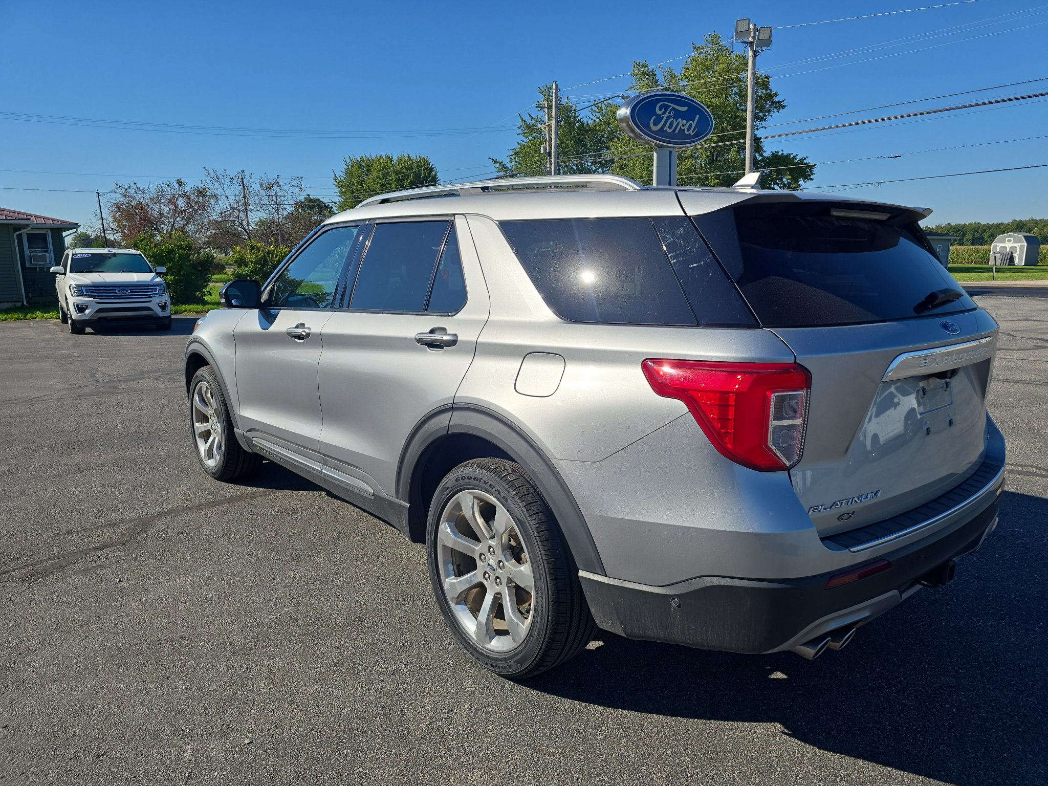 Used 2020 Ford Explorer Platinum w/ Premium Technology Package AWD/4WD image 8