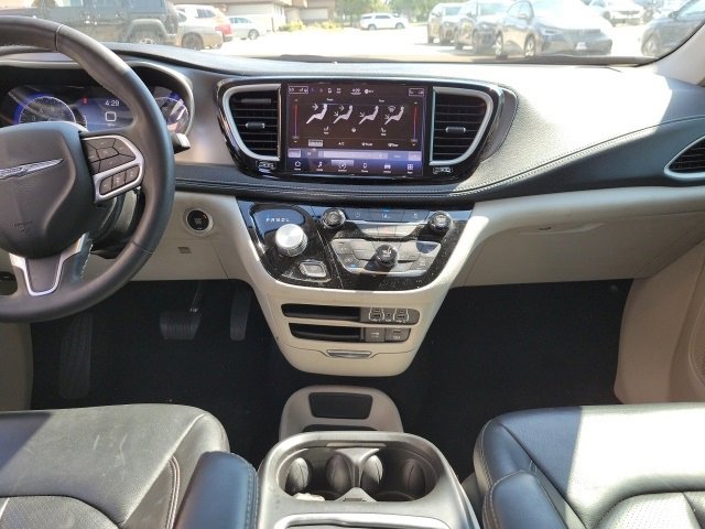 Used 2022 Chrysler Pacifica Touring-L image 10