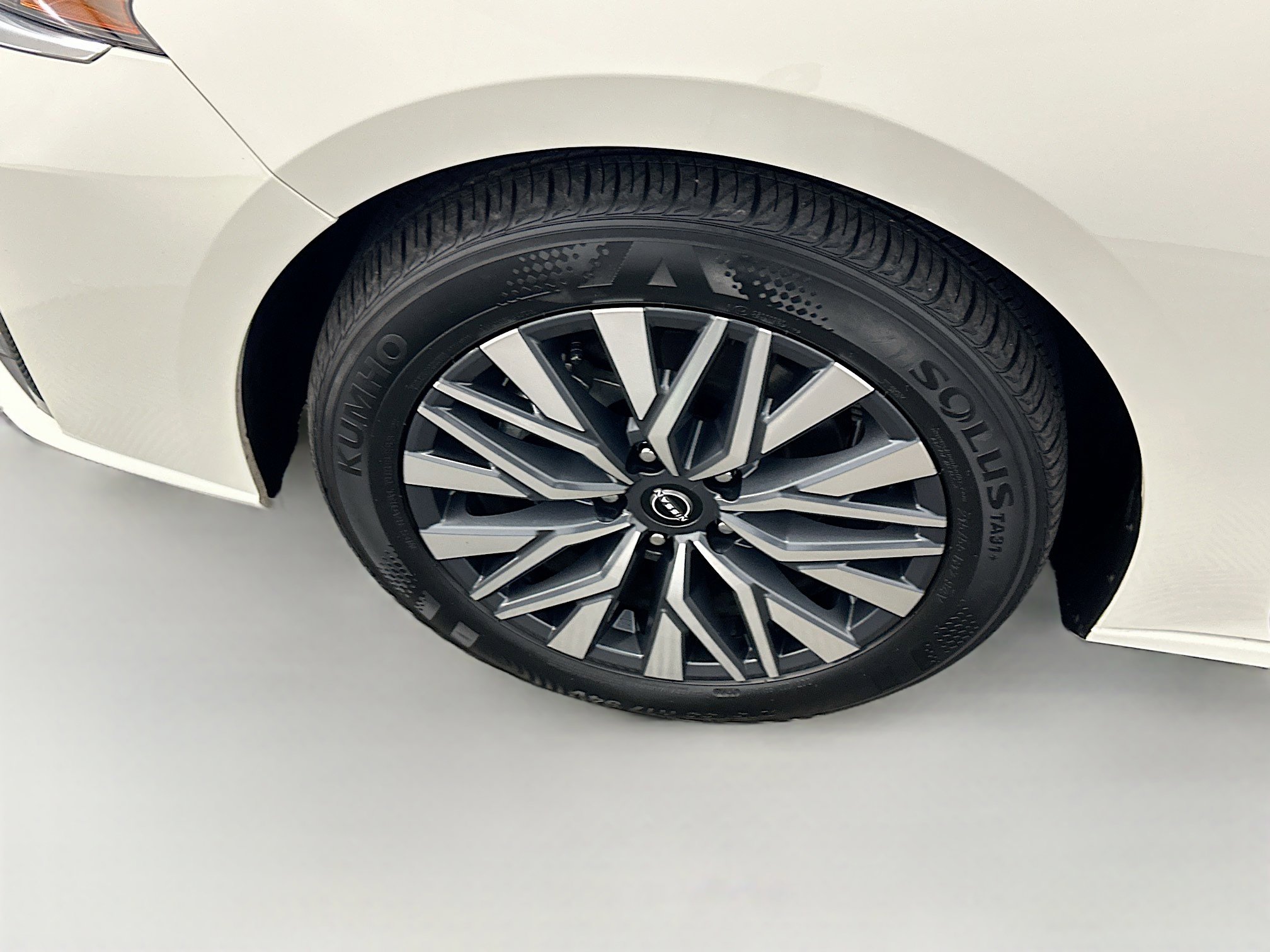 Used 2025 Nissan Altima 2.5 SV image 11