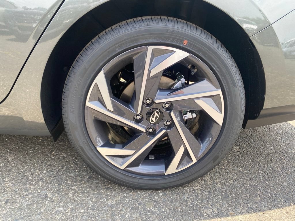 New 2026 Hyundai Elantra Limited FWD image 9