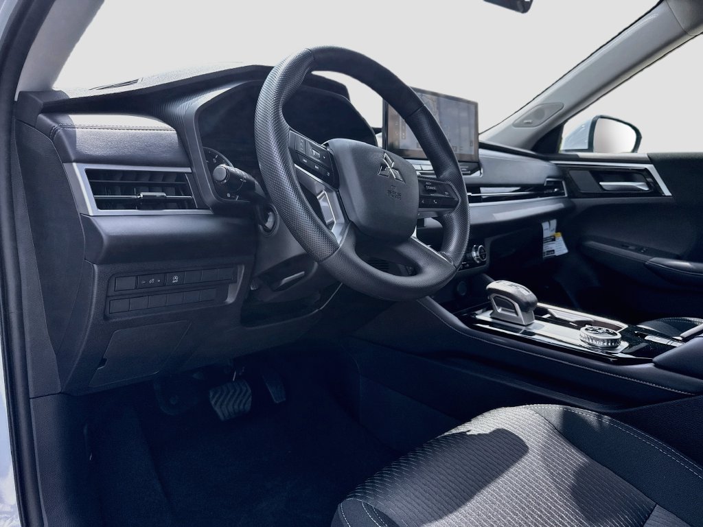 New 2026 Mitsubishi Outlander ES FWD image 9