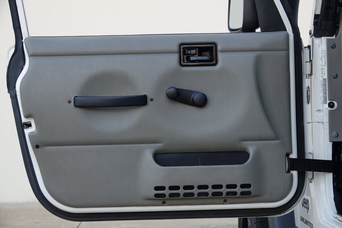 Used 2006 Jeep Wrangler Unlimited w/ Premium Audio Group image 37