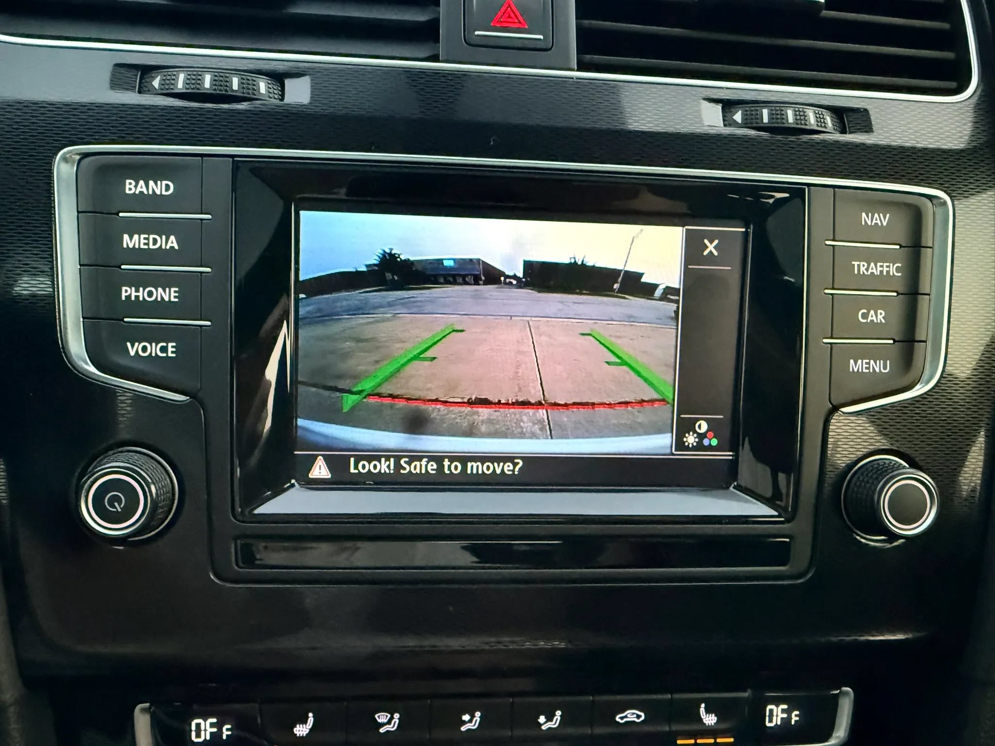 Used 2015 Volkswagen Golf 4-Door FWD image 21