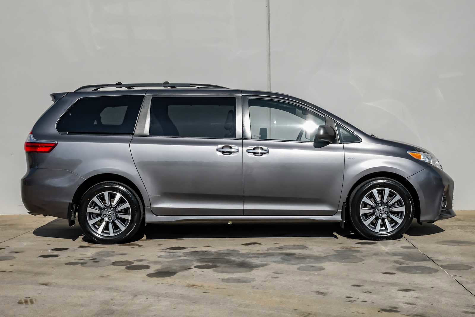 Used 2018 Toyota Sienna XLE image 8