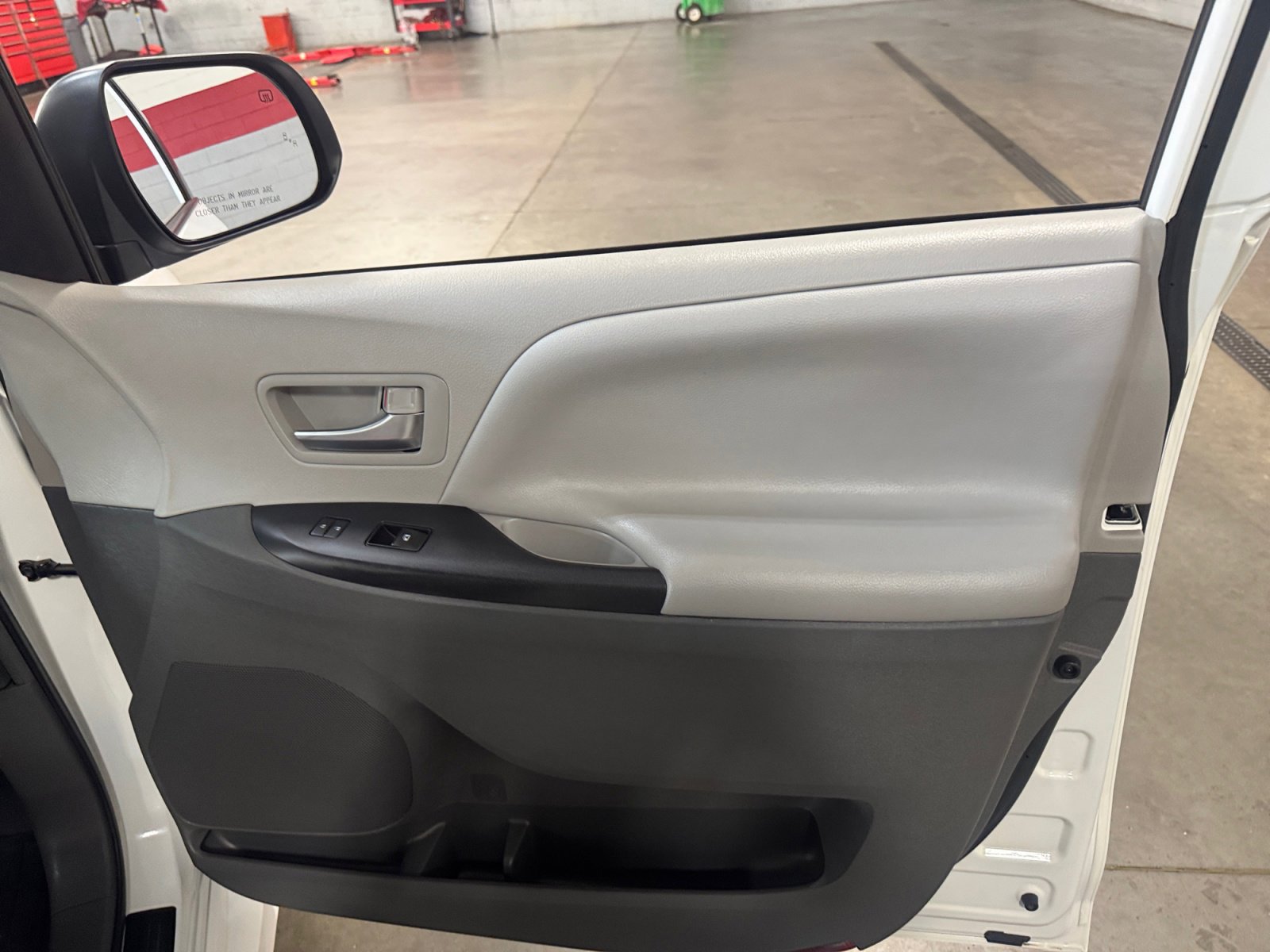 Certified 2019 Toyota Sienna LE w/ LE Preferred Package FWD image 16