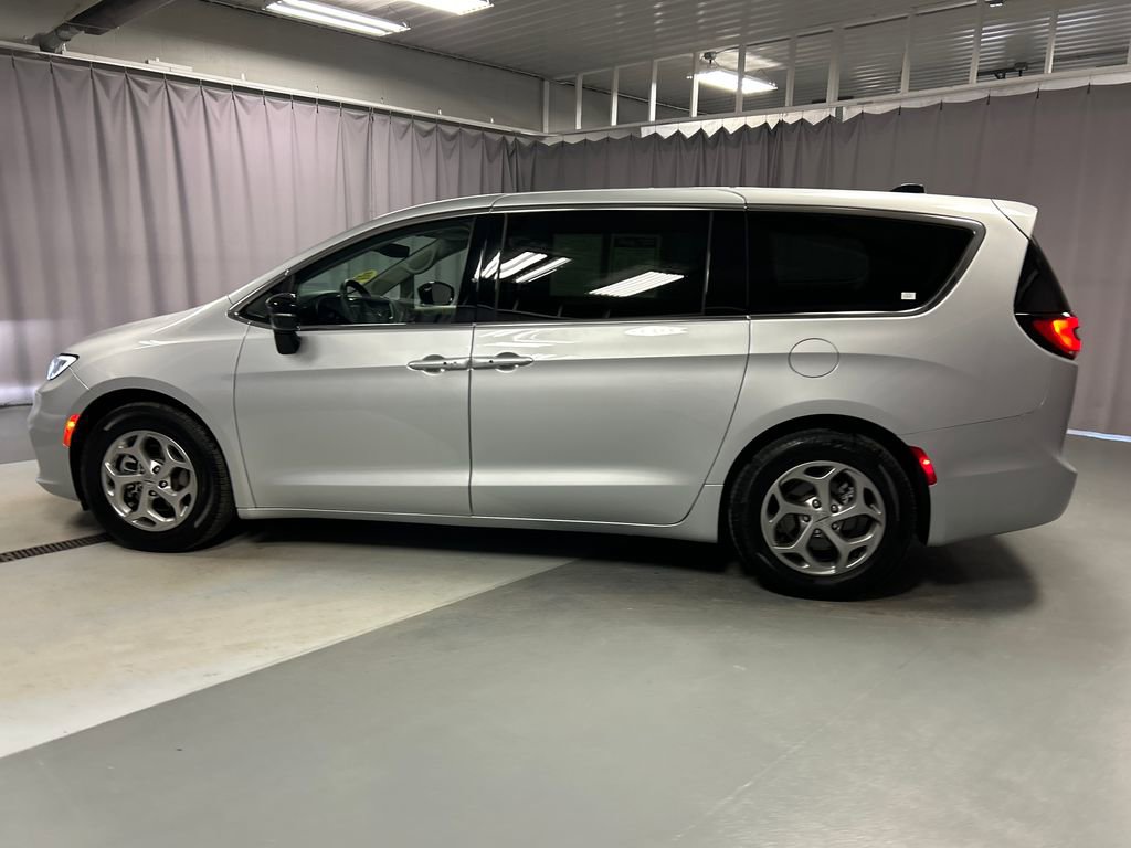 Used 2024 Chrysler Pacifica Limited image 4