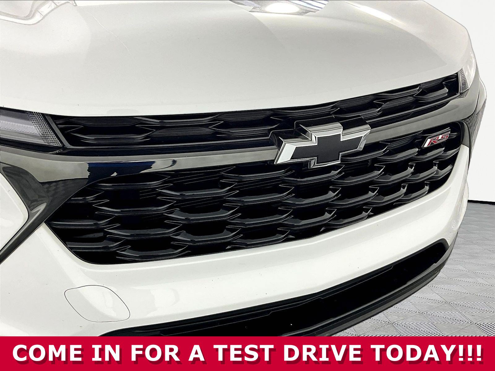 Used 2024 Chevrolet Trax RS w/ Sunroof Package FWD image 30