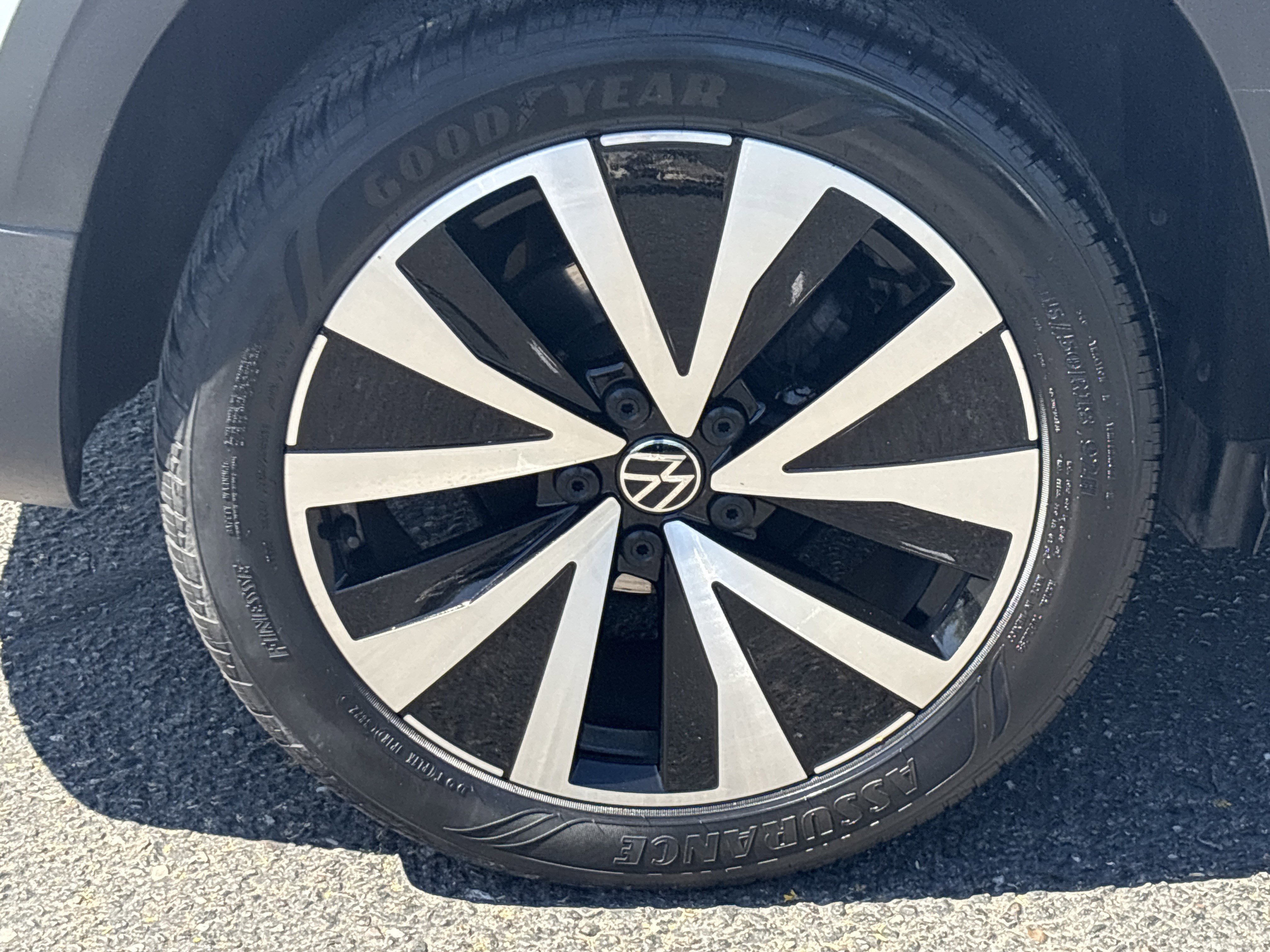 Used 2023 Volkswagen Taos SE w/ Panoramic Sunroof Package image 7