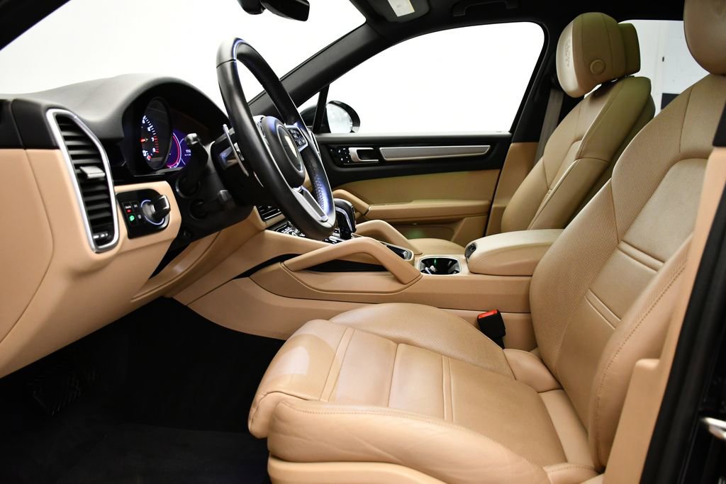 Used 2022 Porsche Cayenne Platinum Edition image 5